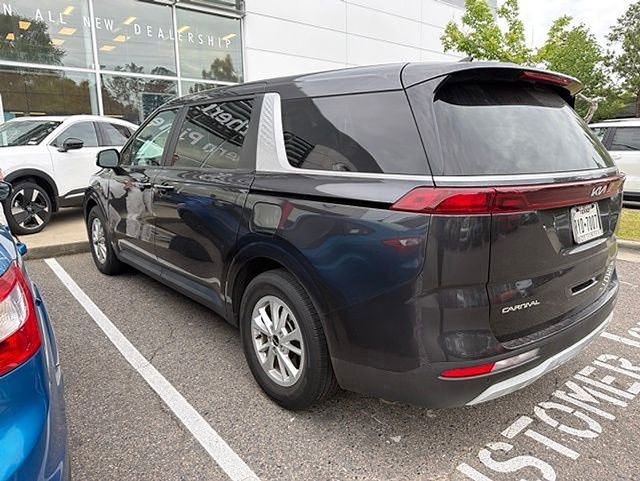 Used 2023 Kia Carnival LX FWD image 6