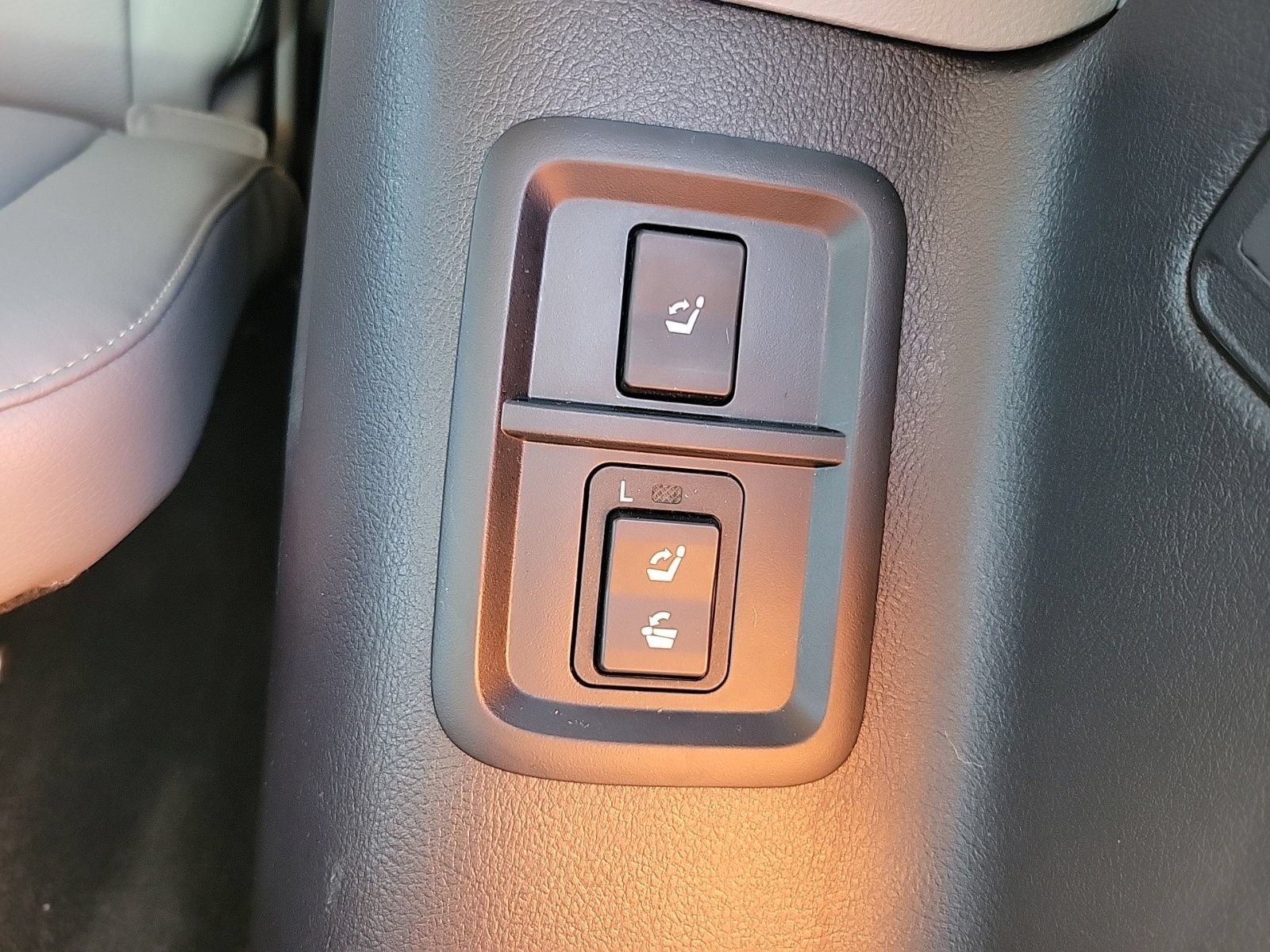 Used 2018 Toyota Sequoia Limited w/ Safety & Convenience Package AWD/4WD image 15