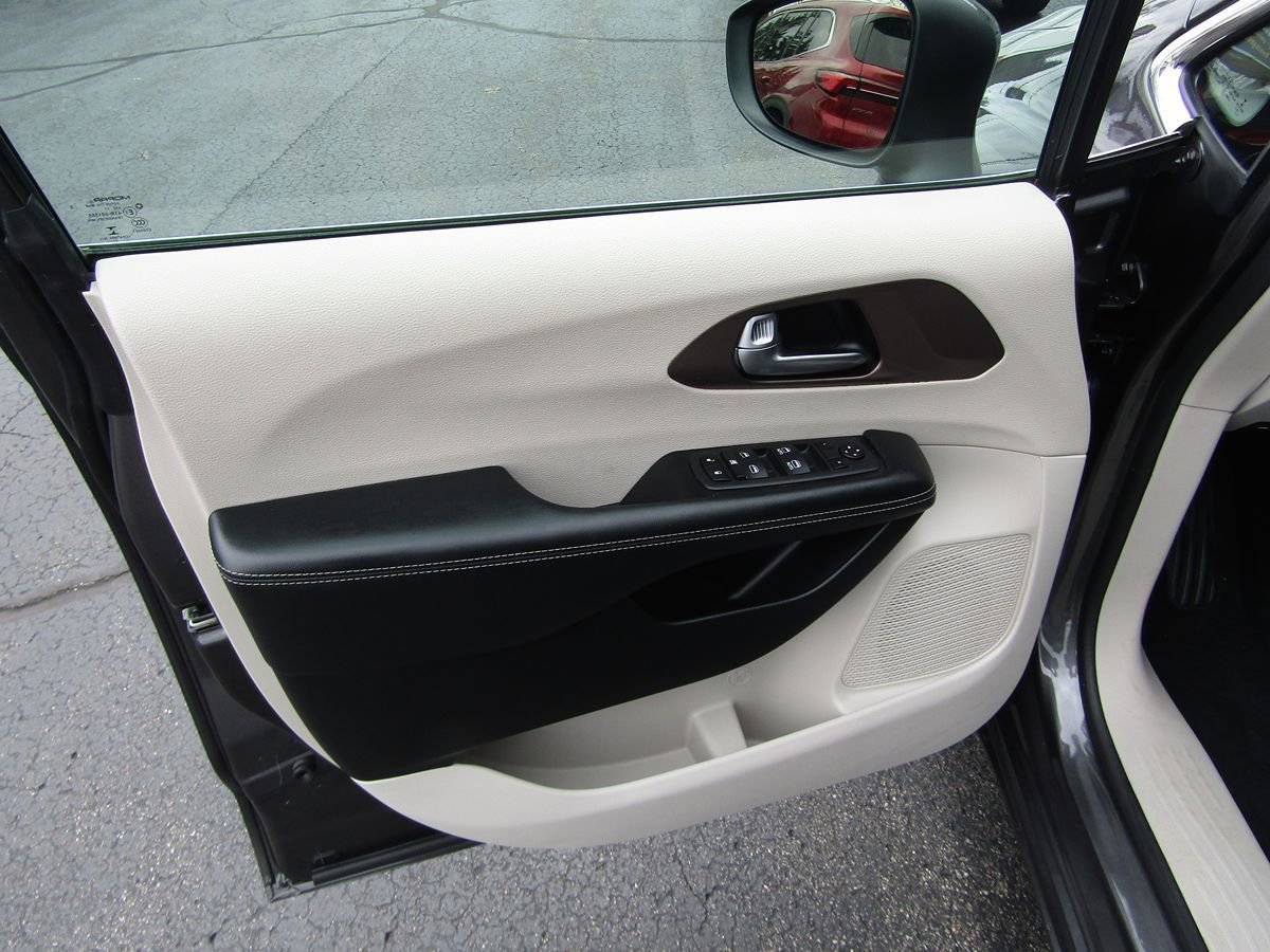 Used 2022 Chrysler Voyager LX FWD image 24