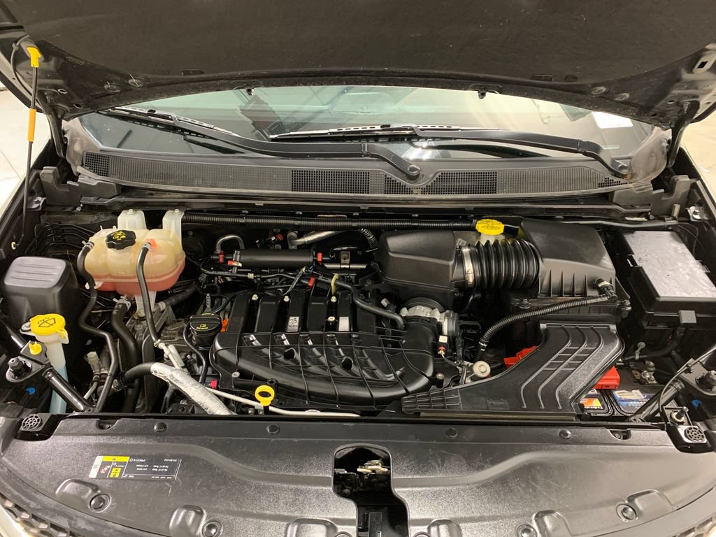 Used 2018 Chrysler Pacifica Touring-L w/ Tire & Wheel Group FWD image 32