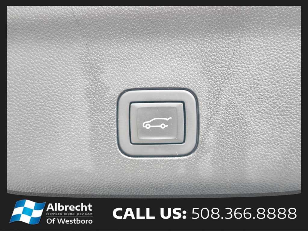 Used 2024 Chevrolet Tahoe Premier AWD/4WD image 36