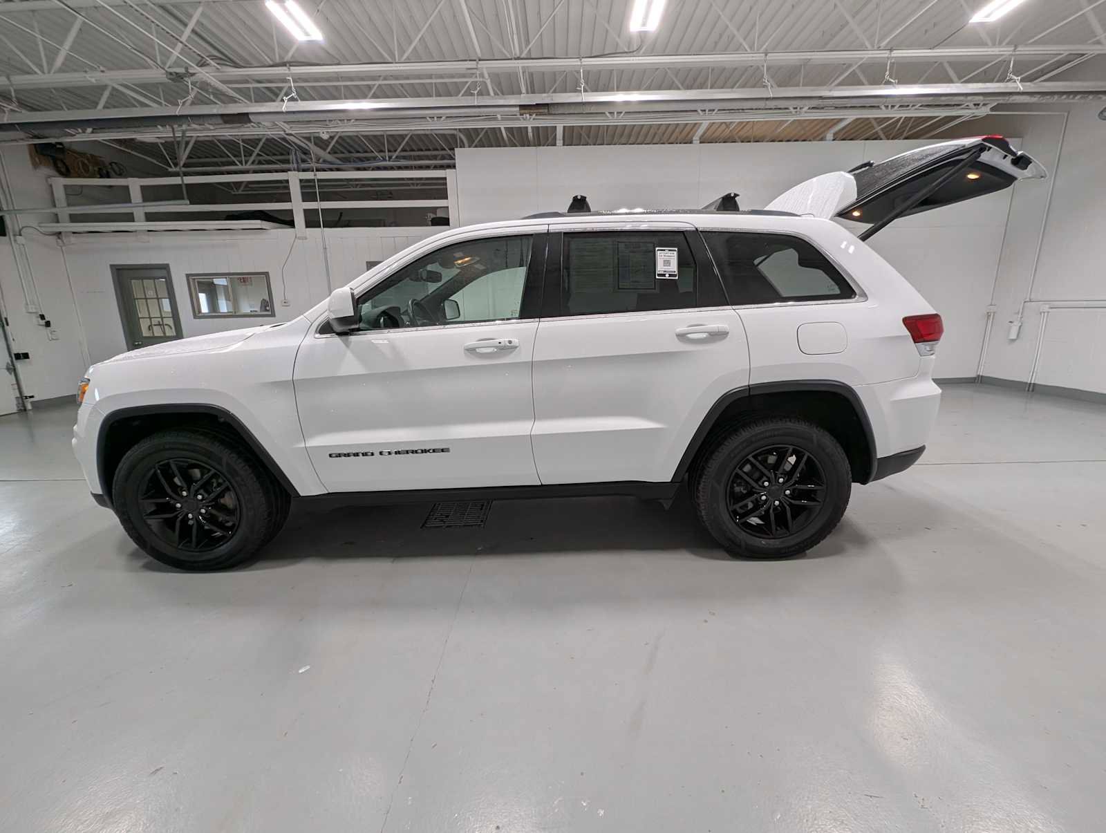 Used 2020 Jeep Grand Cherokee Laredo w/ Laredo X Package image 11