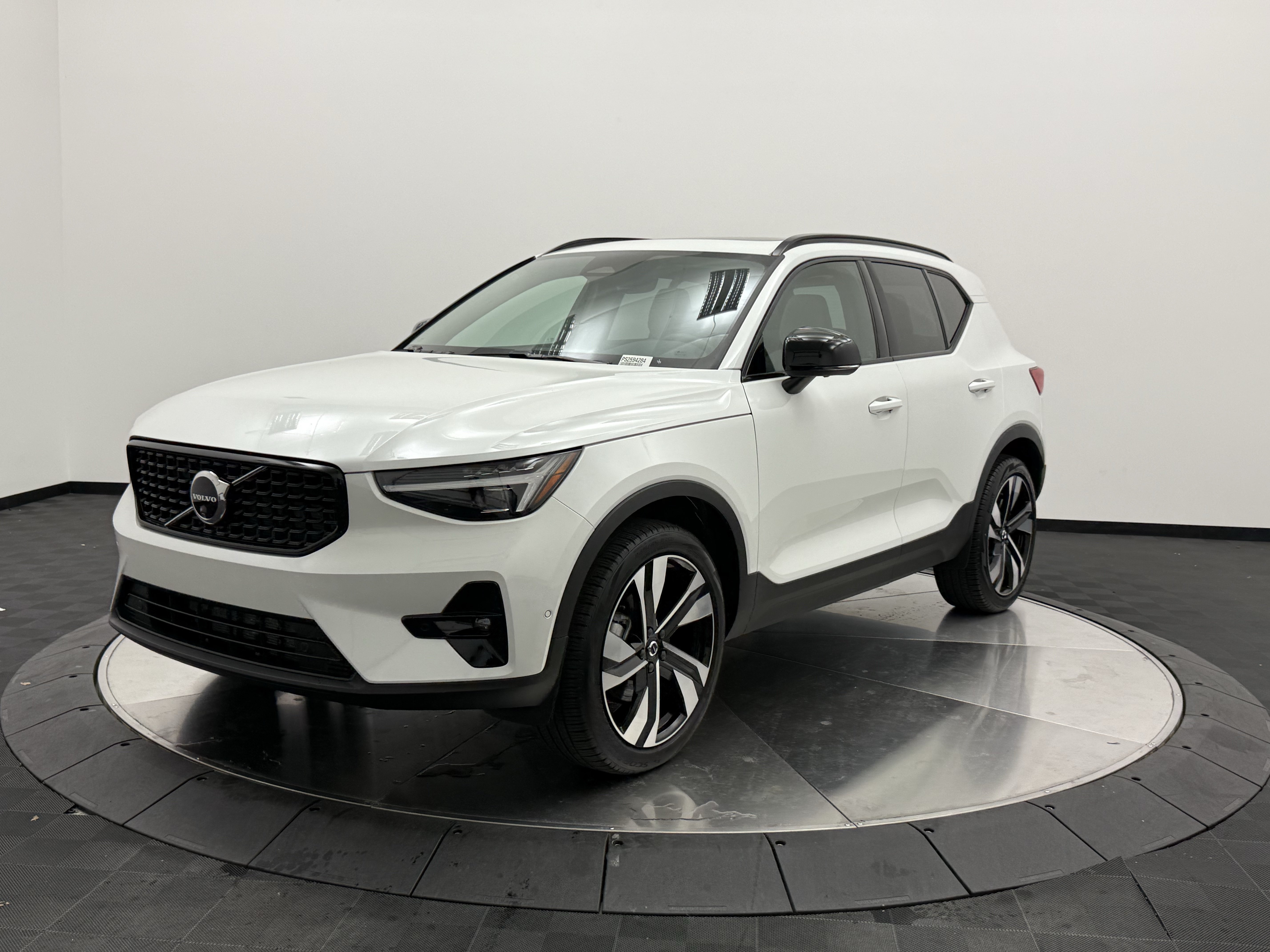 Certified 2025 Volvo XC40 B5 Ultra AWD/4WD image 3