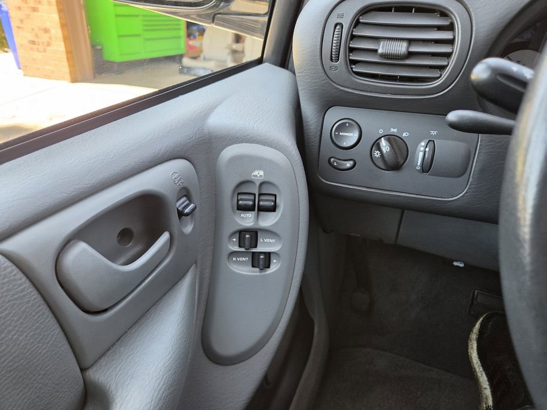 Used 2005 Dodge Grand Caravan SXT w/ Leather Interior Group FWD image 36