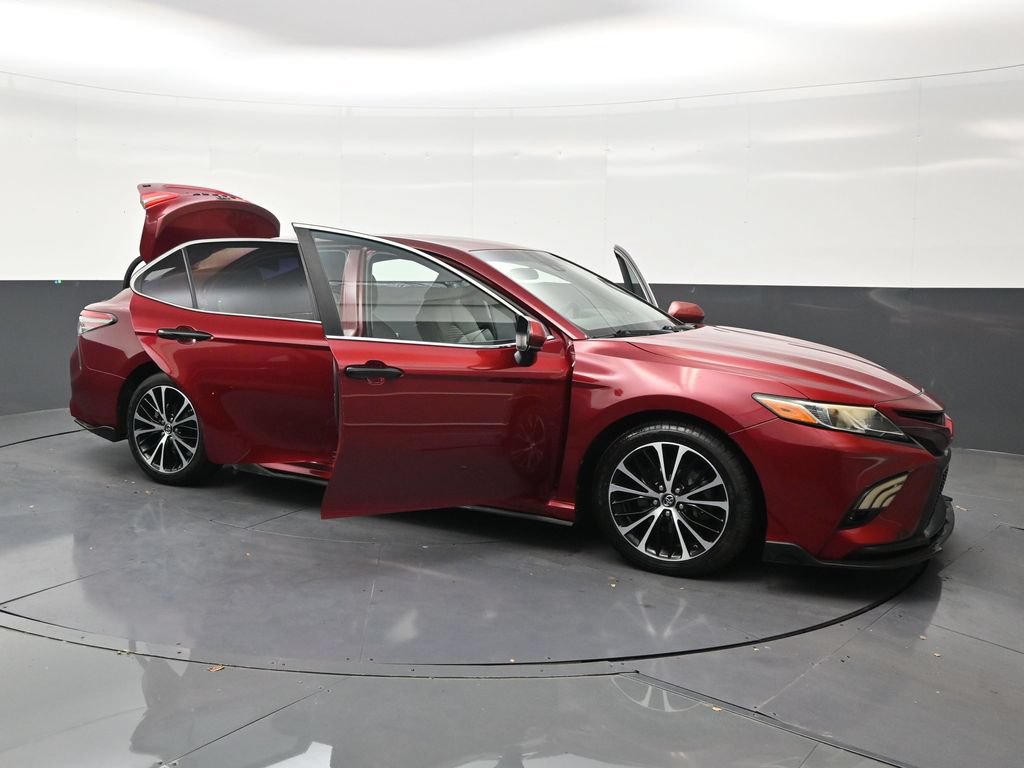 Used 2018 Toyota Camry SE FWD image 33