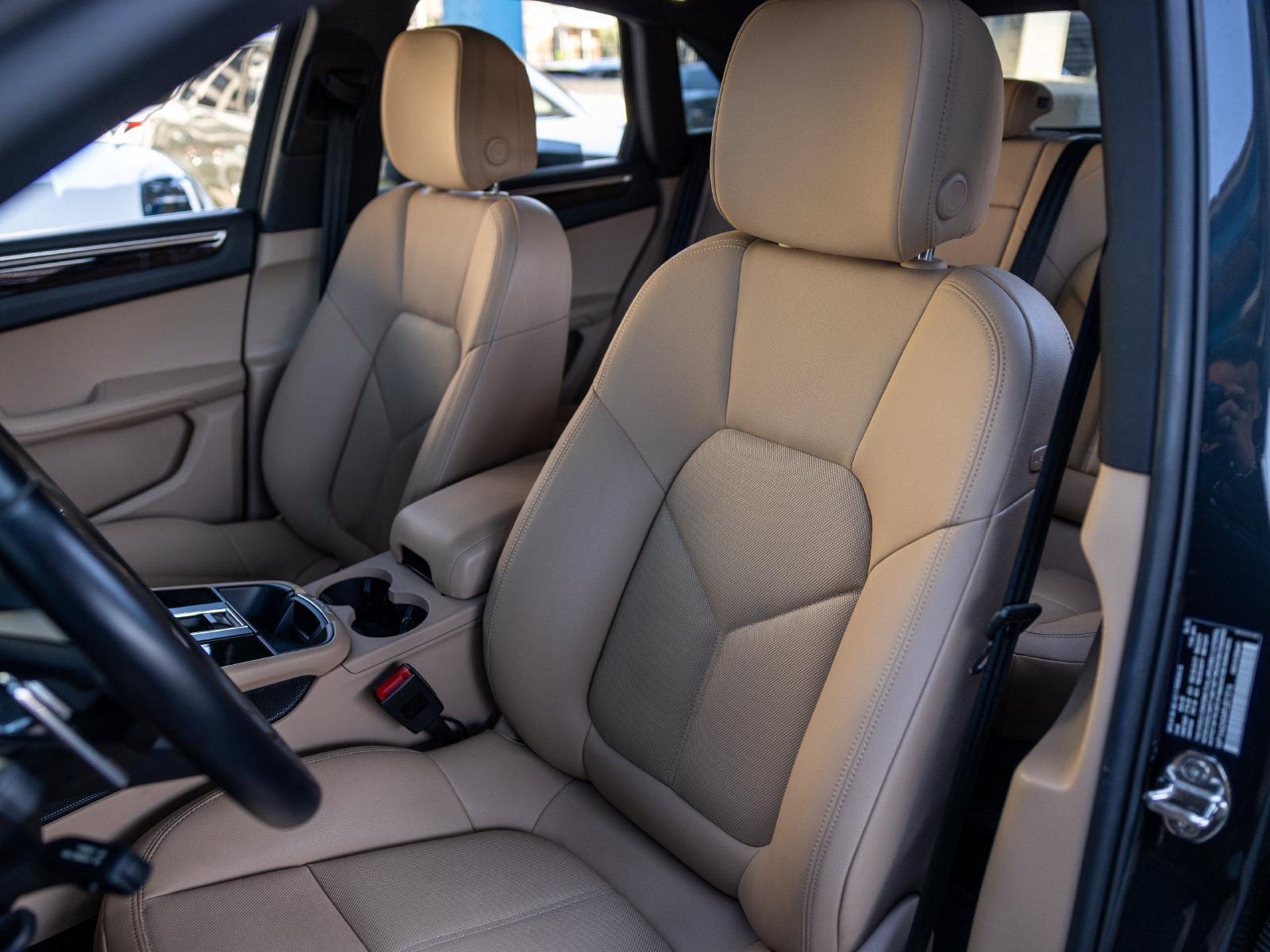 Certified 2023 Porsche Macan AWD/4WD image 5