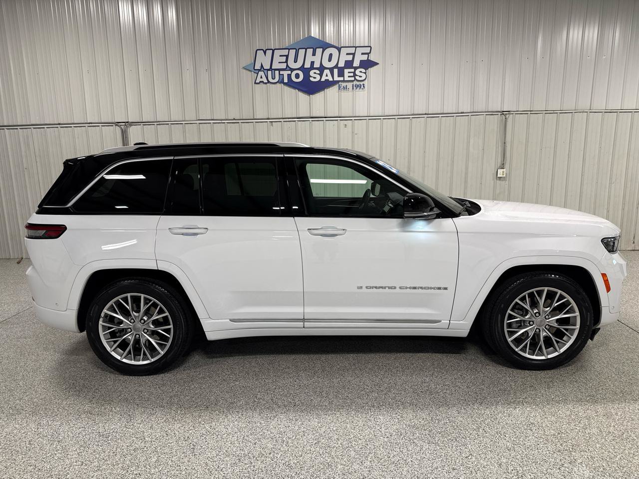 Used 2023 Jeep Grand Cherokee Summit w/ Luxury Tech Group V