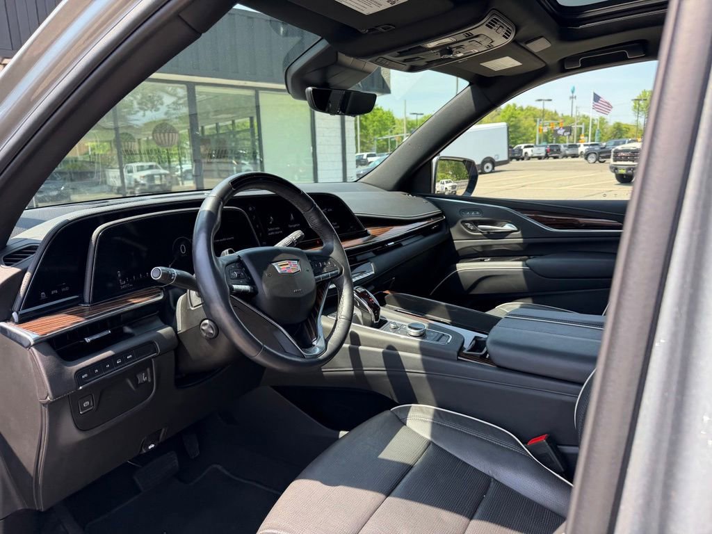 Used 2024 Cadillac Escalade Premium Luxury AWD/4WD image 21