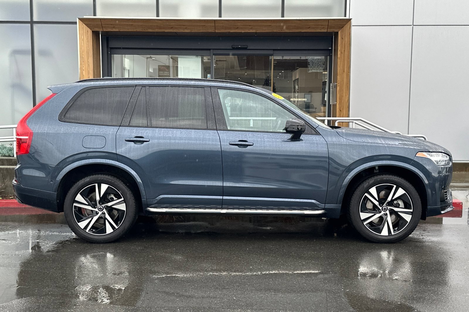 Certified 2022 Volvo XC90 T8 R-Design w/ Advanced Package image 9