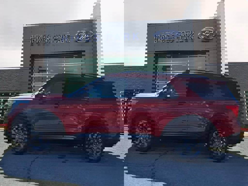 Certified 2022 Ford Explorer XLT w/ Equipment Group 202A image 4