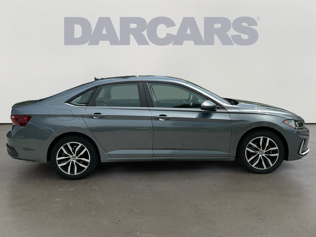 Used 2025 Volkswagen Jetta SE FWD image 8