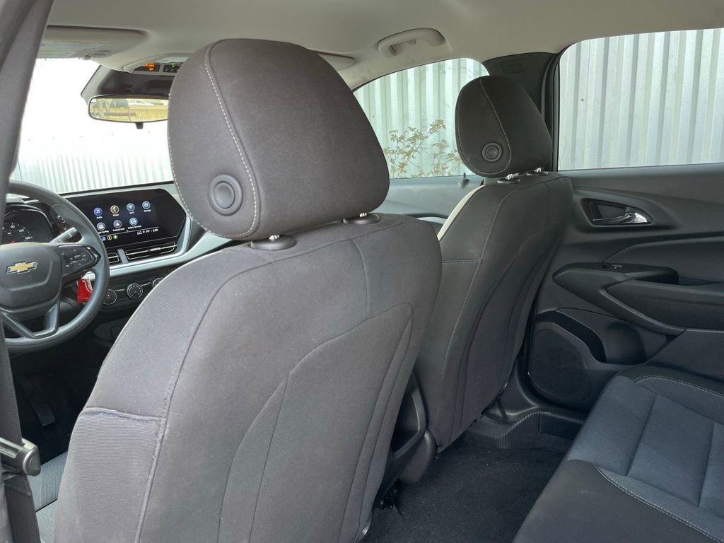 Used 2025 Chevrolet Trax LS image 27