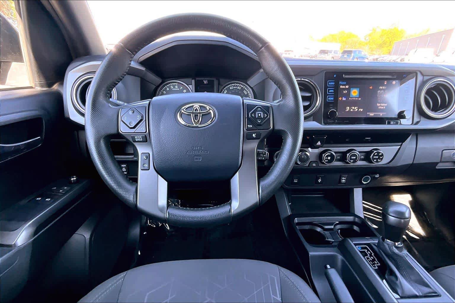 Used 2017 Toyota Tacoma TRD Sport w/ Tow Package (A/T) image 6