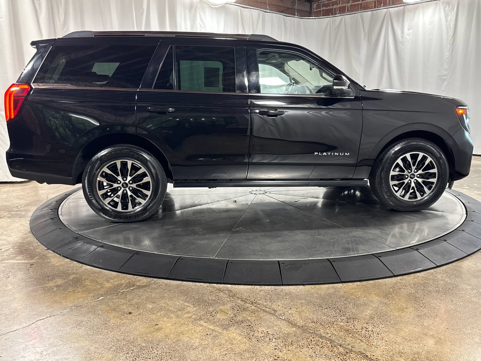 Used 2025 Ford Expedition Platinum AWD/4WD image 6