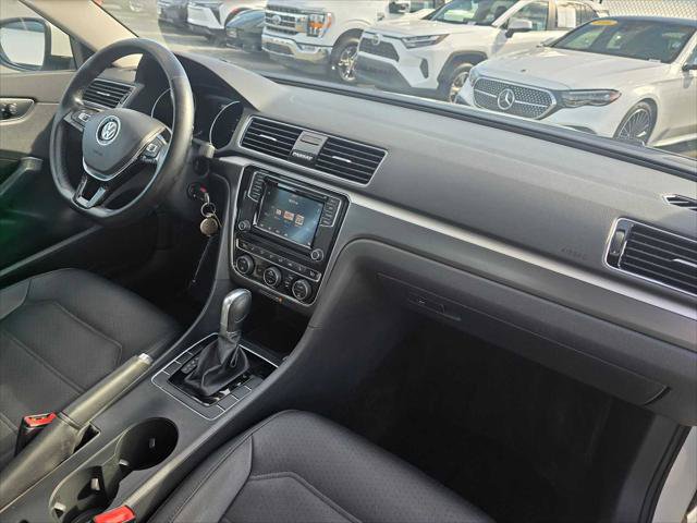 Used 2018 Volkswagen Passat 2.0T R-Line w/ R-Line Lighting Package FWD image 11