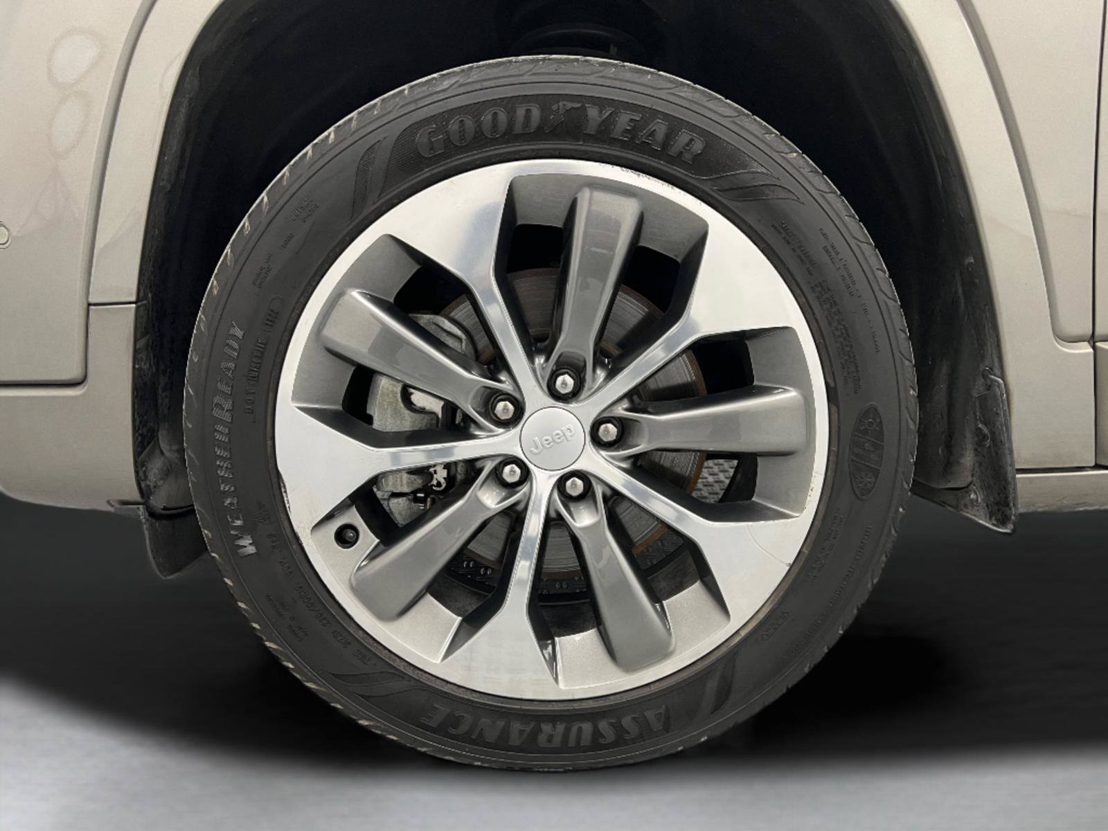 Used 2019 Jeep Cherokee Overland w/ Technology Group FWD image 10