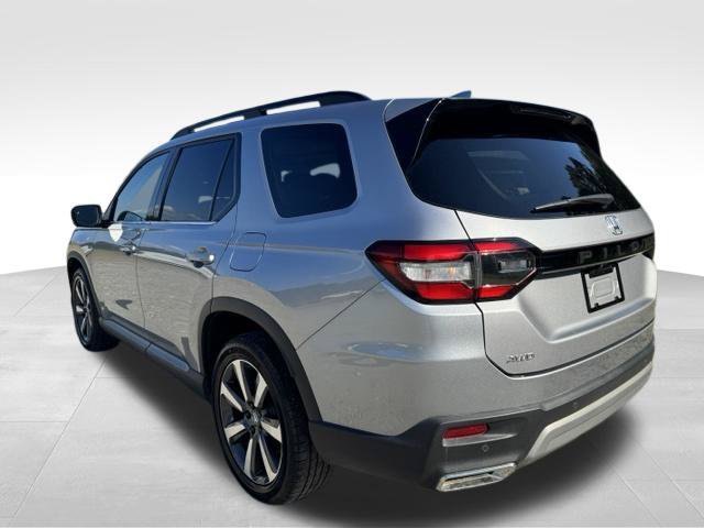Used 2025 Honda Pilot Touring image 7