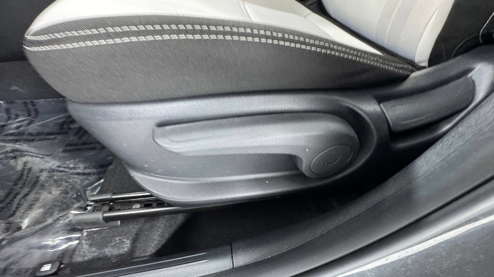 Used 2025 Hyundai Venue SEL FWD image 11