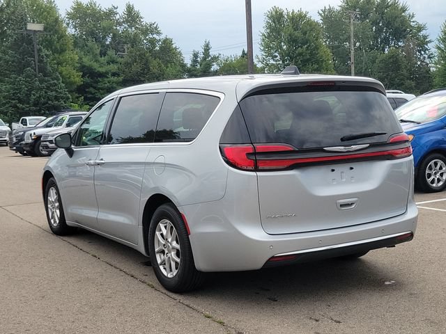 Used 2023 Chrysler Pacifica Touring-L FWD image 4