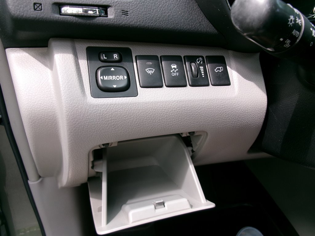 Used 2012 Toyota Highlander Limited w/ Tow Pkg FWD image 44
