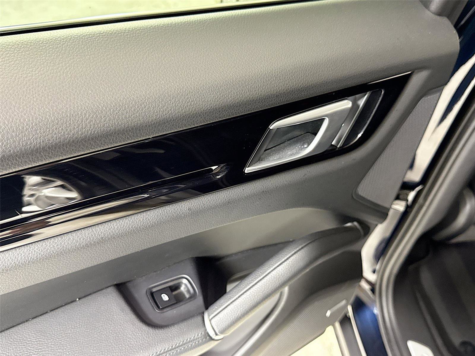 Used 2022 Porsche Cayenne Coupe w/ Premium Package image 27