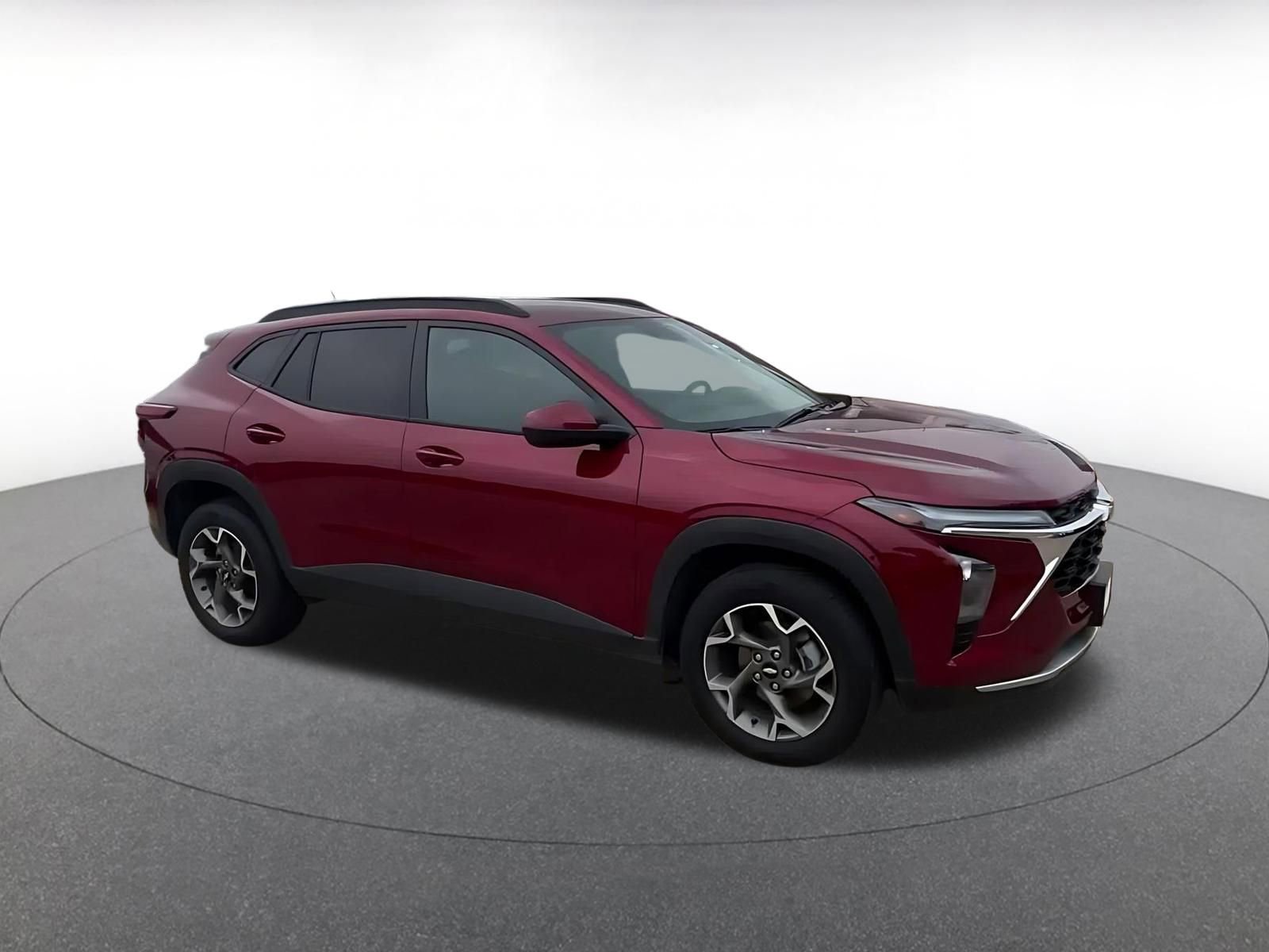 Used 2025 Chevrolet Trax LT FWD image 2