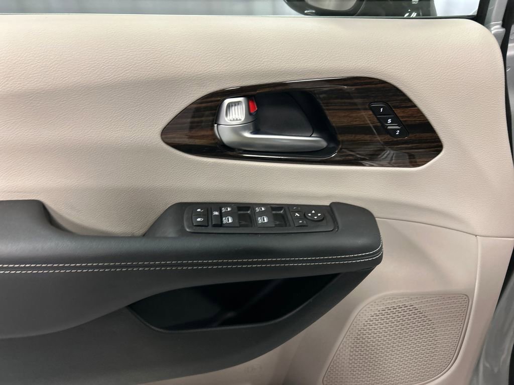 Used 2024 Chrysler Pacifica Limited image 14