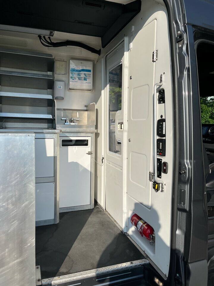 Used 2022 Mercedes-Benz Sprinter 4500 image 21