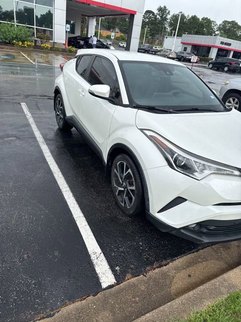 Used 2018 Toyota C-HR XLE FWD image 3