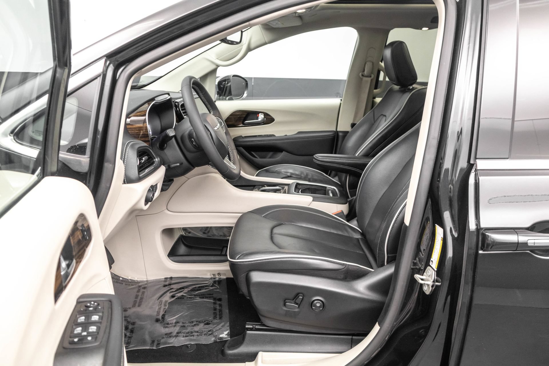 Used 2023 Chrysler Pacifica Limited FWD image 6