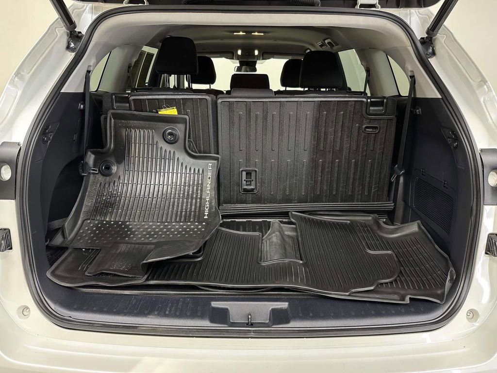 Used 2020 Toyota Highlander LE image 15
