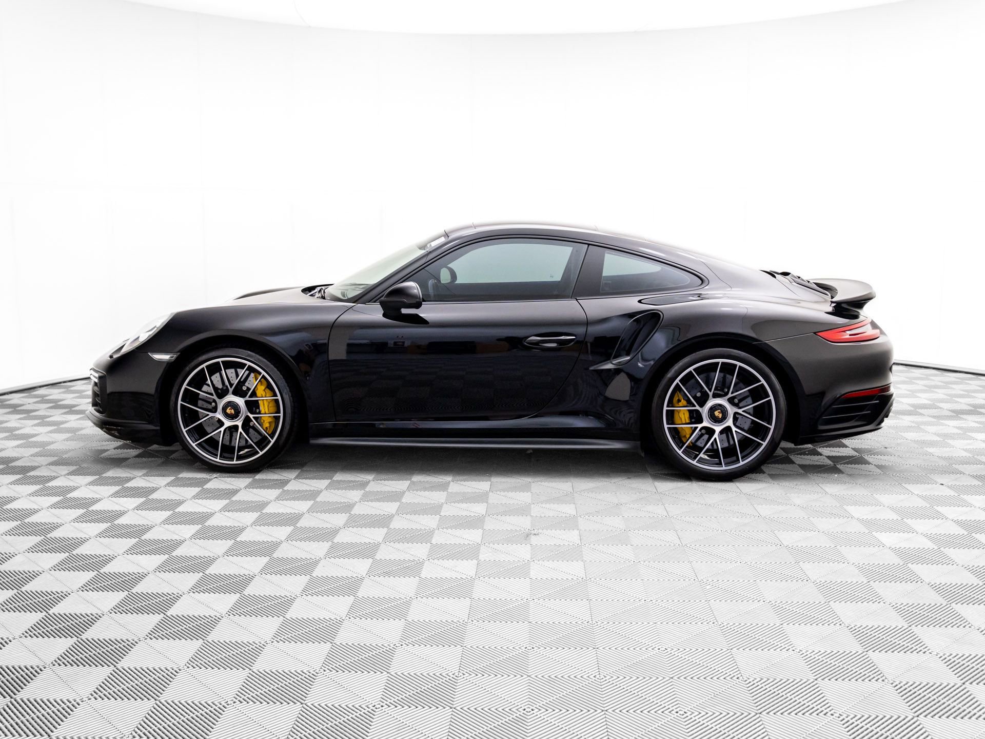 Used 2017 Porsche 911 Turbo S image 2