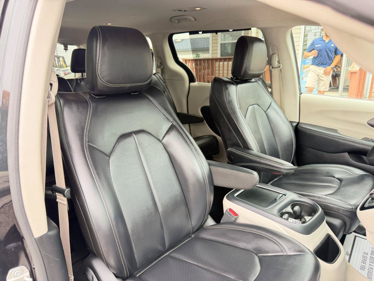 Used 2023 Chrysler Pacifica Touring-L FWD image 52