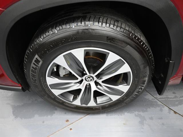 Certified 2024 Toyota Highlander XLE image 24