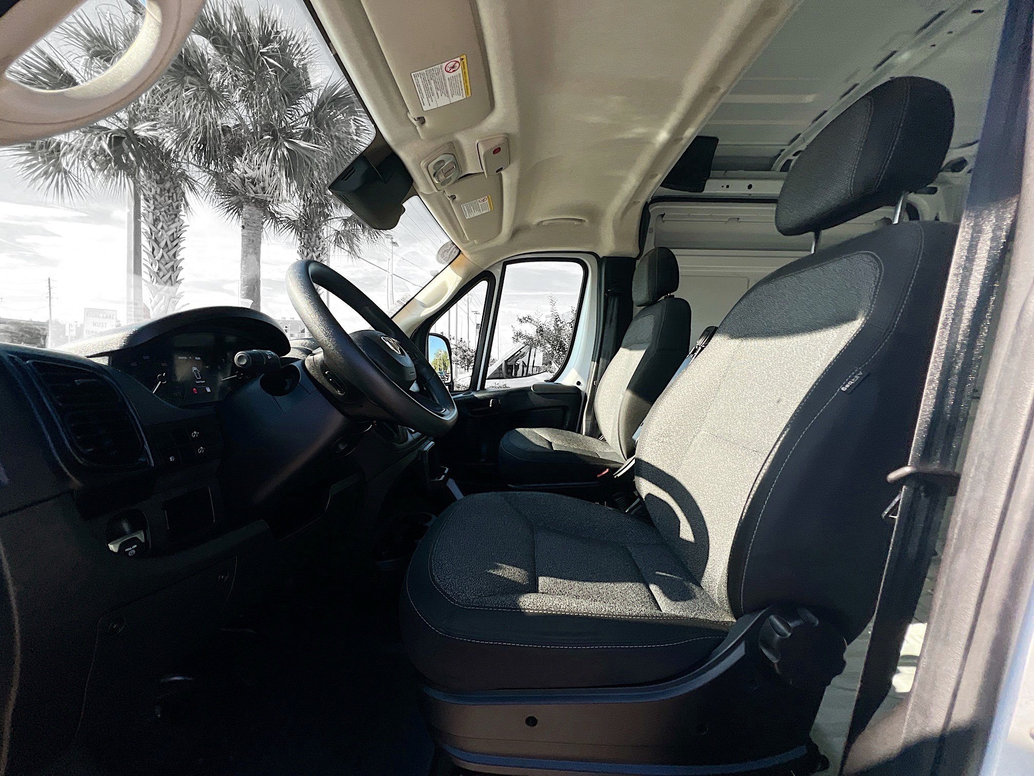 Used 2025 RAM ProMaster 2500 w/ Convenience Group FWD image 14