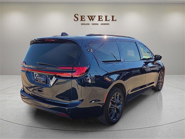 Used 2023 Chrysler Pacifica Limited w/ Uconnect Theater Family Group image 4