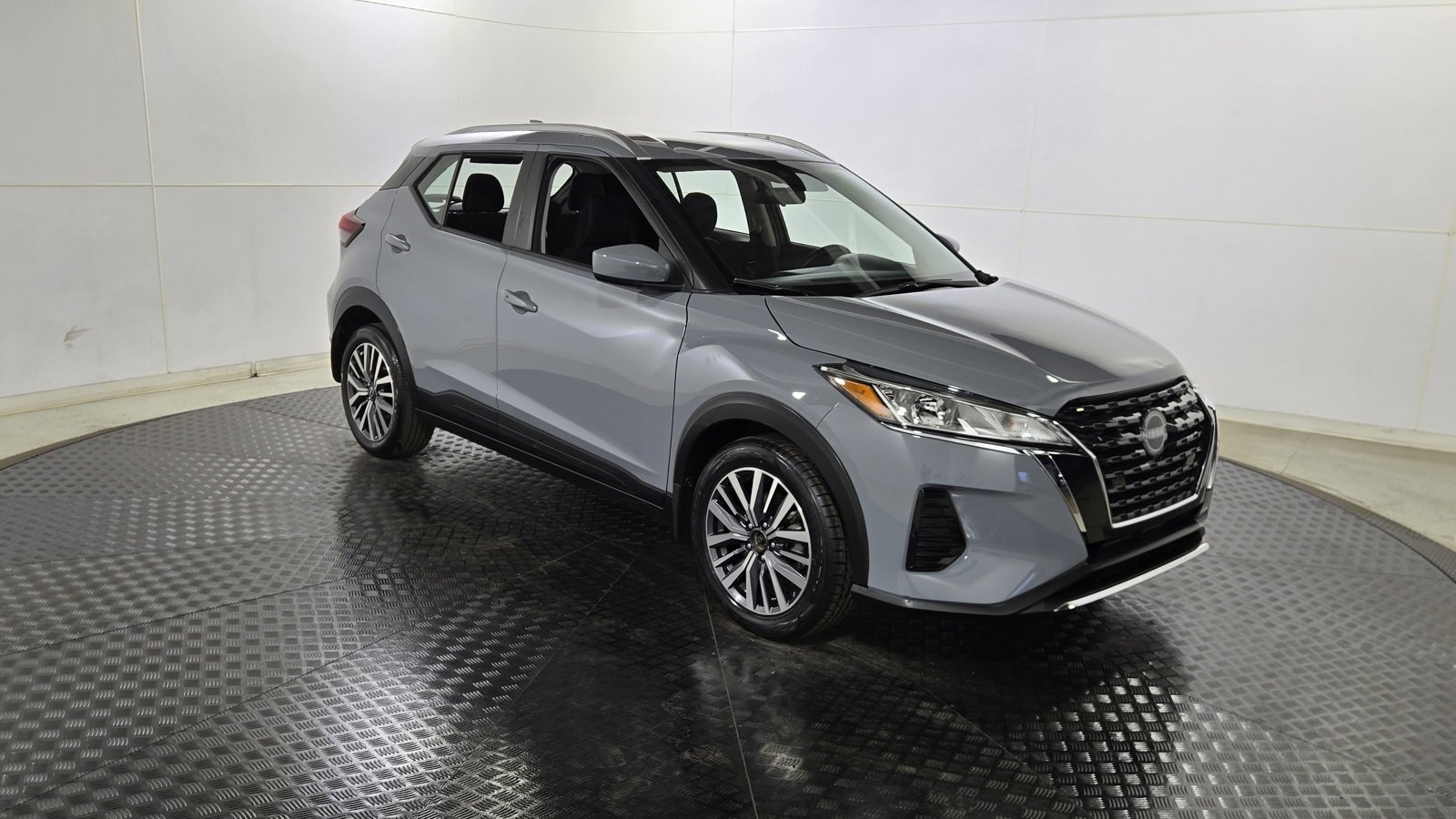 Used 2024 Nissan Kicks SV image 1