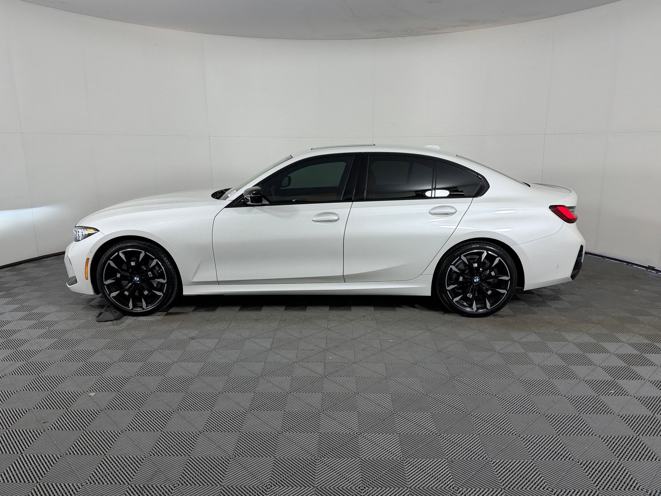 Used 2026 BMW 330i Sedan w/ M Sport Package image 2