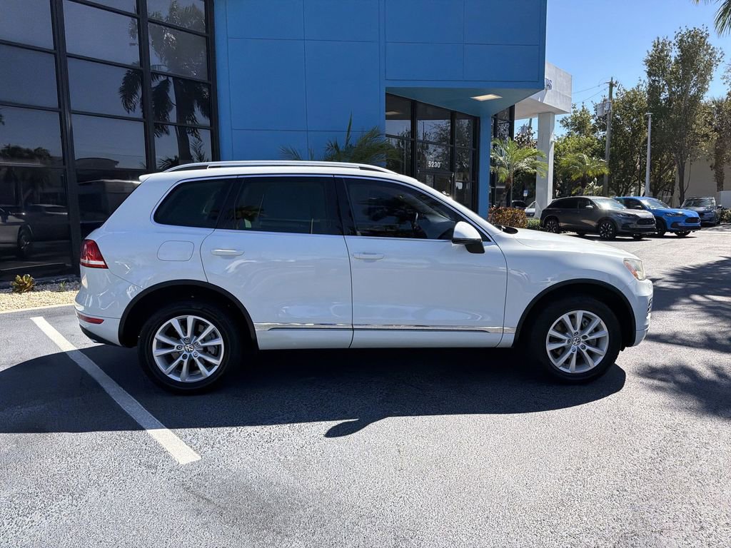 Used 2013 Volkswagen Touareg Sport image 9