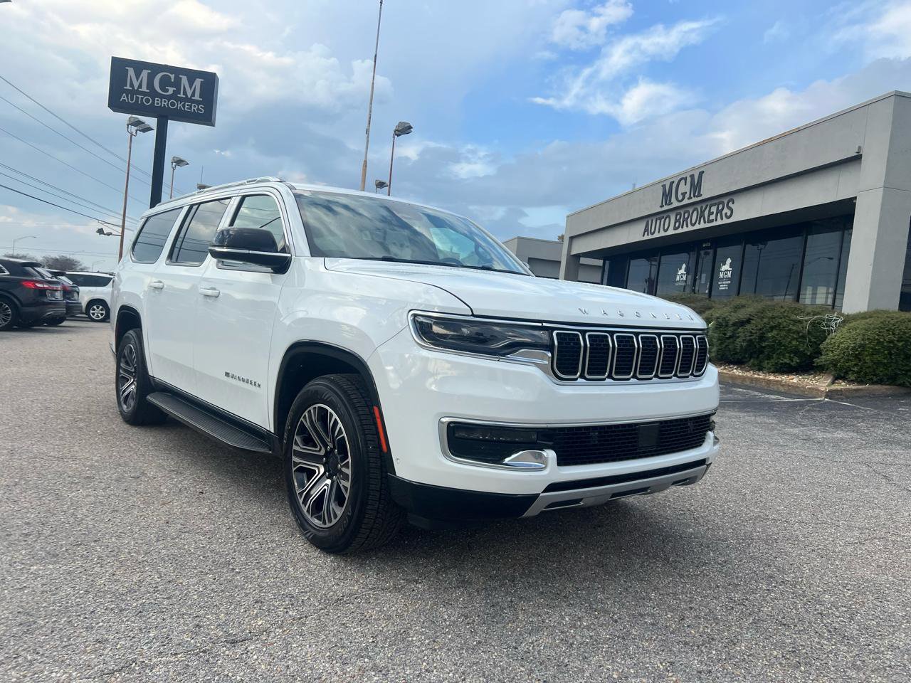 Used 2024 Jeep Wagoneer L Series II image 2