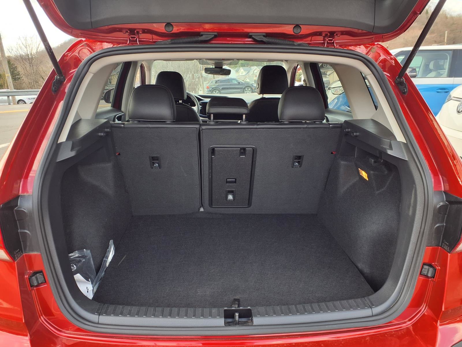 Used 2023 Volkswagen Taos SE w/ Black Wheel Package image 9