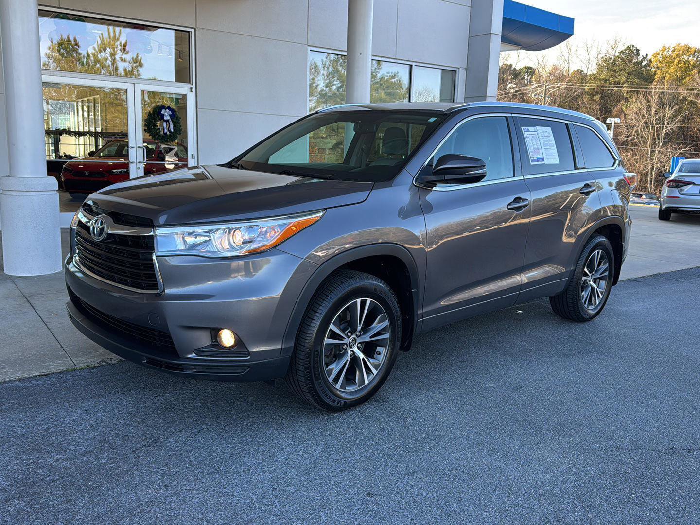 Used 2016 Toyota Highlander XLE image 2