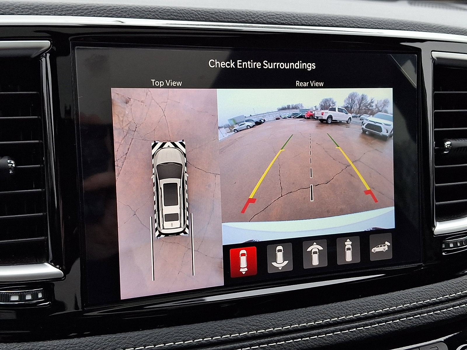 Used 2025 Chrysler Pacifica Premium image 24