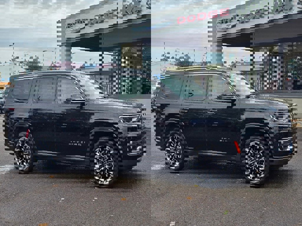 Used 2022 Jeep Wagoneer Series III w/ Premium Group I image 2