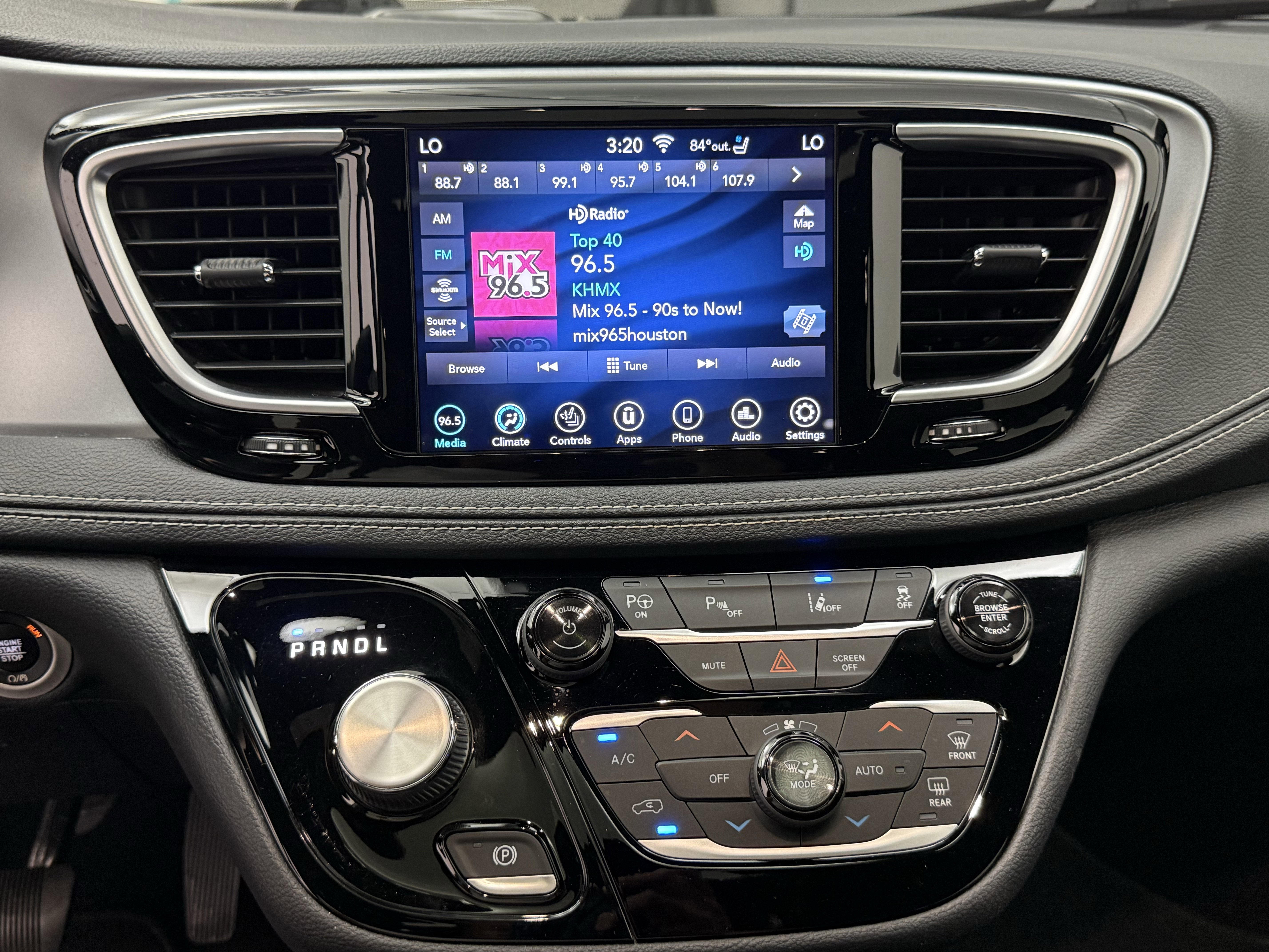 Used 2020 Chrysler Pacifica Limited w/ Advanced Safetytec Group FWD image 19