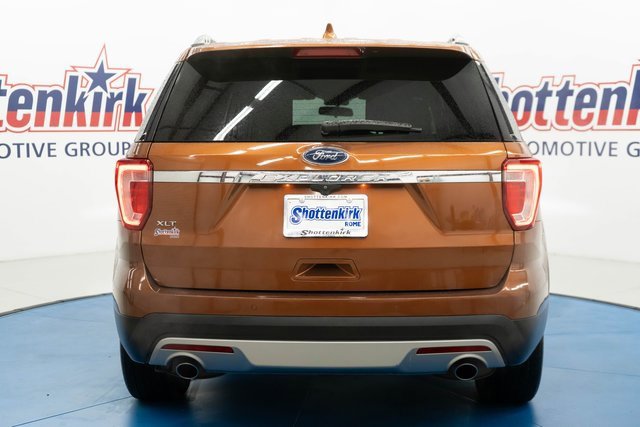 Used 2017 Ford Explorer XLT image 6