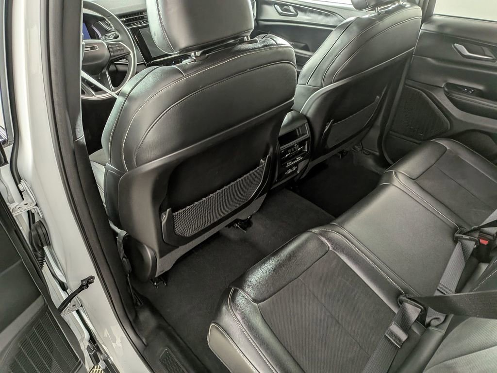 Certified 2024 Jeep Grand Cherokee Altitude image 25