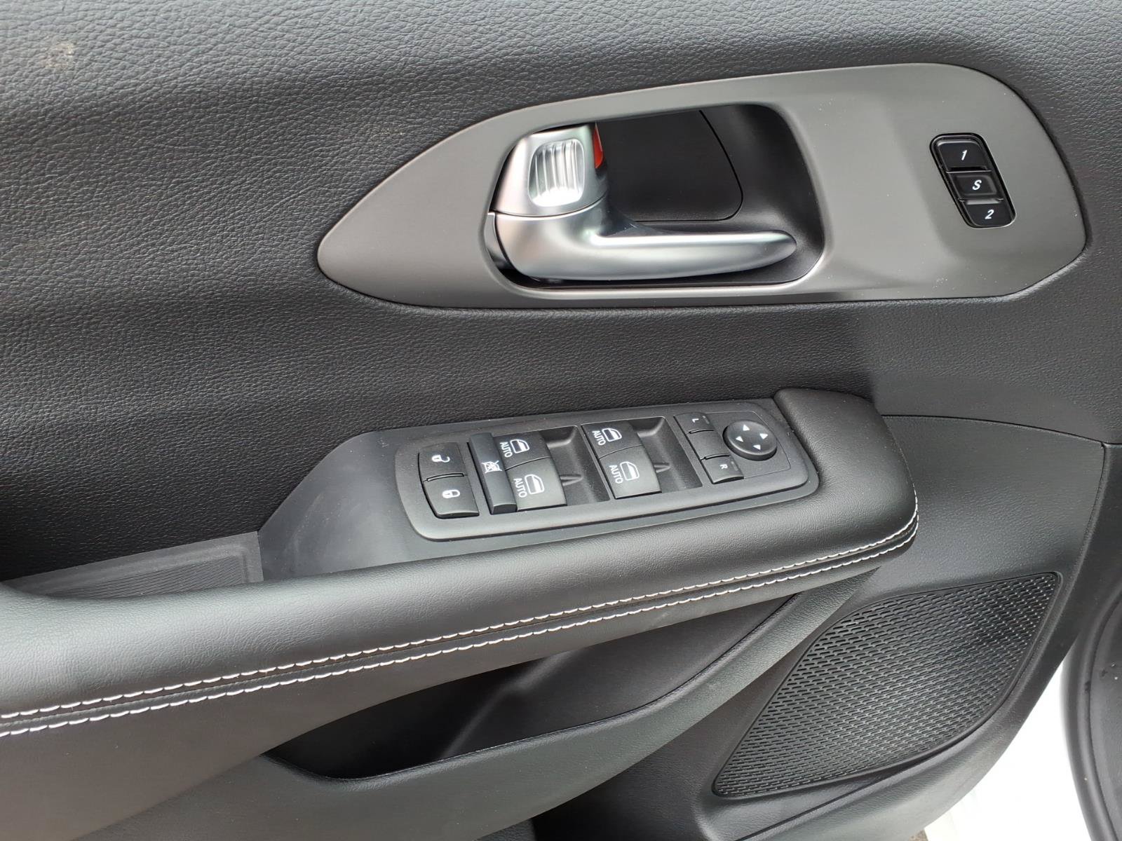 New 2027 Chrysler Pacifica Select AWD/4WD image 13