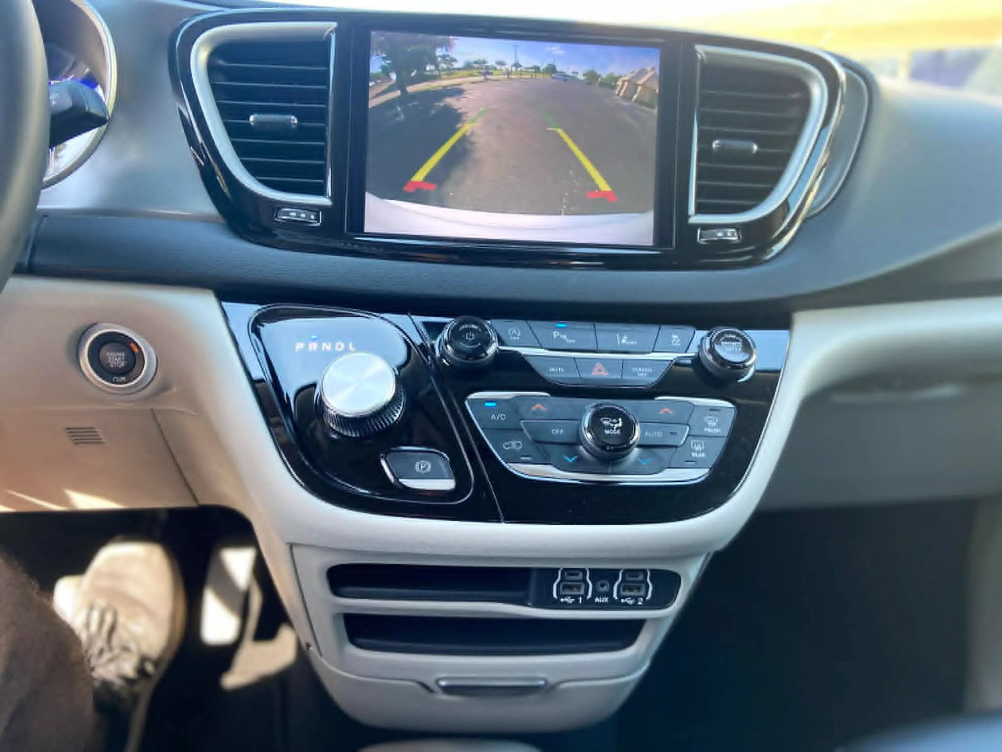 Used 2024 Chrysler Pacifica Touring-L FWD image 17