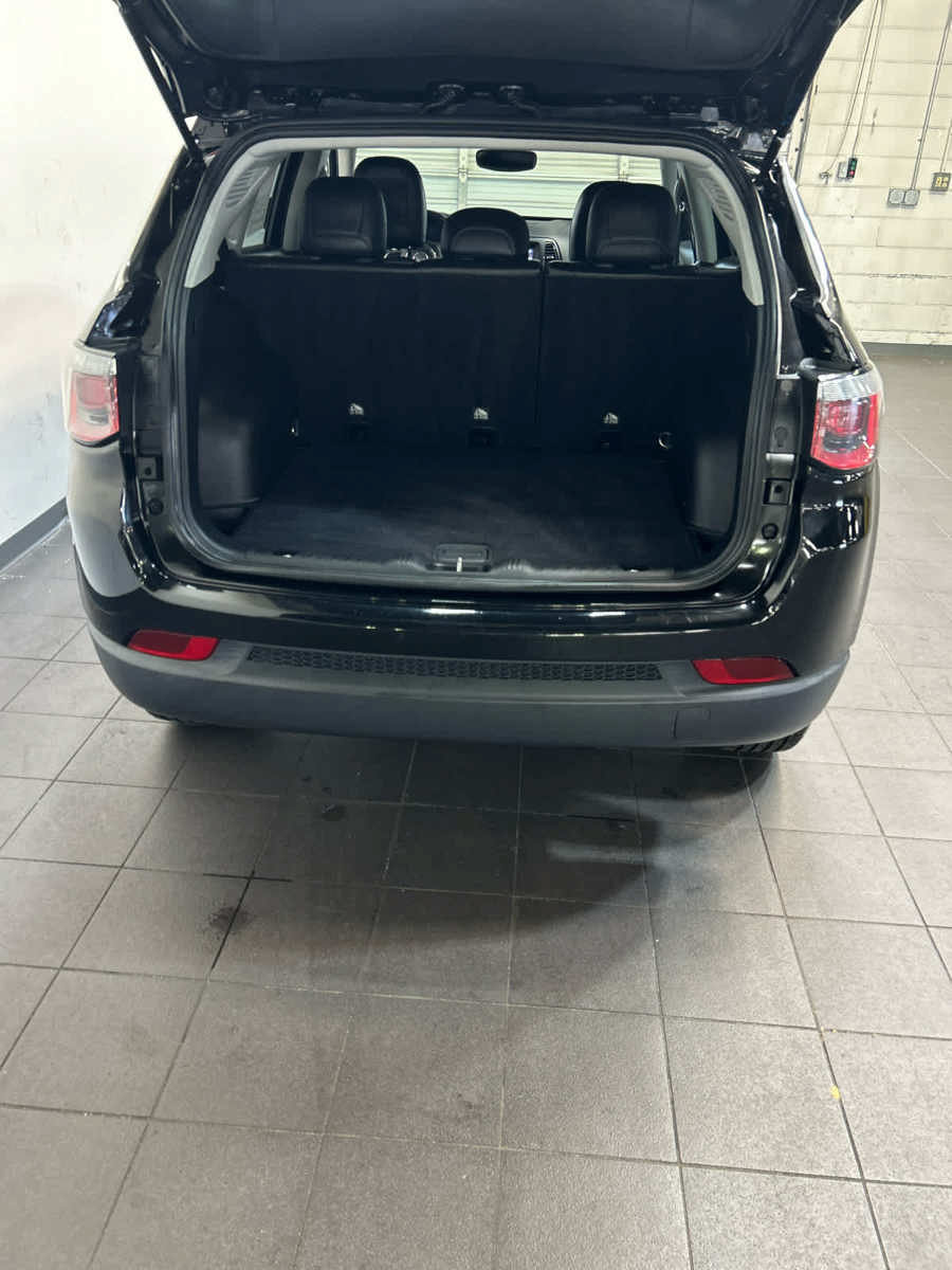 Used 2018 Jeep Compass Latitude w/ Popular Equipment Group AWD/4WD image 11
